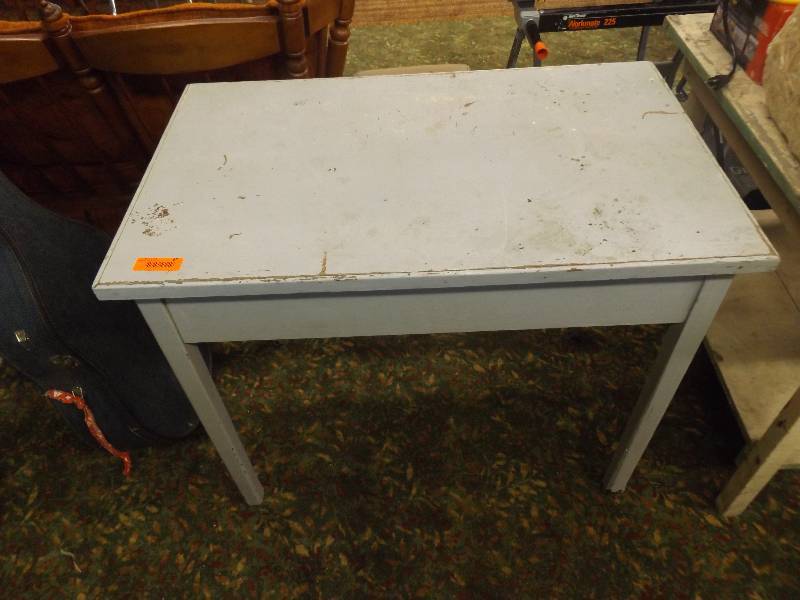 lot 87 image: White Wooden Table