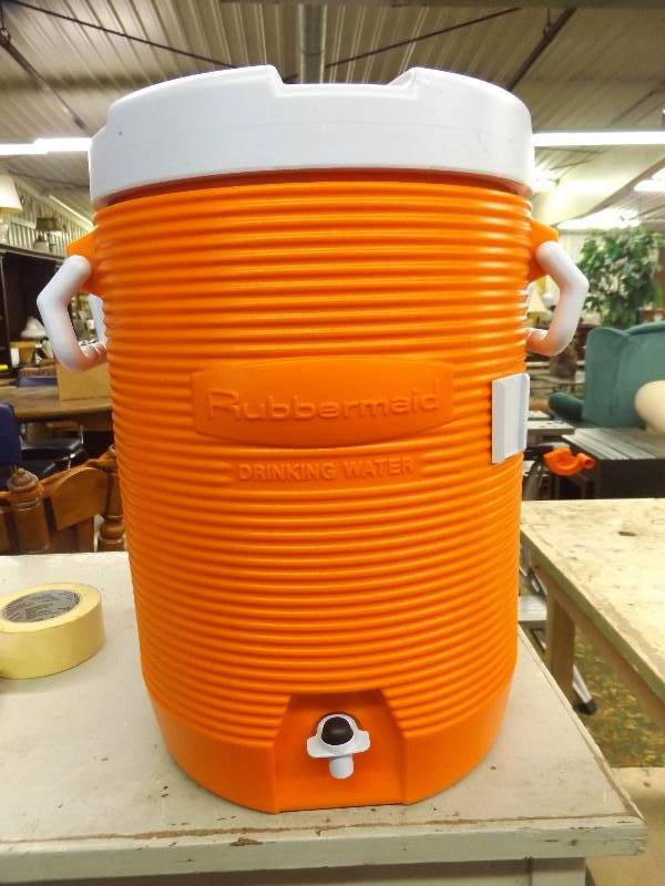 lot 92 image: Rubbermaid Water cooler