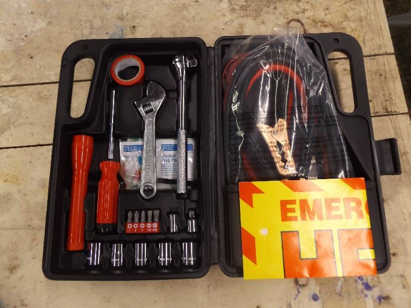 lot 105 image: Emergency Road Travel Kit