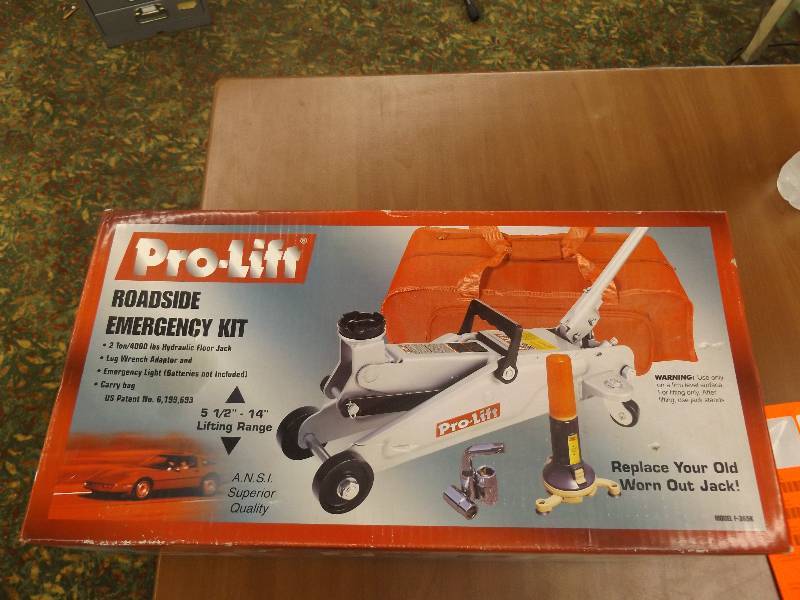lot 215 image: Pro-Lift Emergency Road Side Kit
