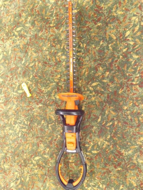 lot 214 image: Black & Decker 22 Hedge Hog XR