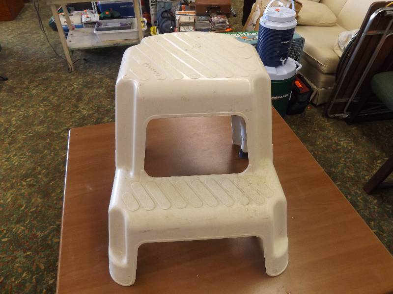 lot 364 image: Cosco Step Stool