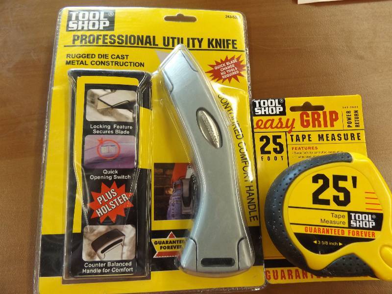 lot 370 image: Tool Shop Utility Knife, 25 Tape Measure