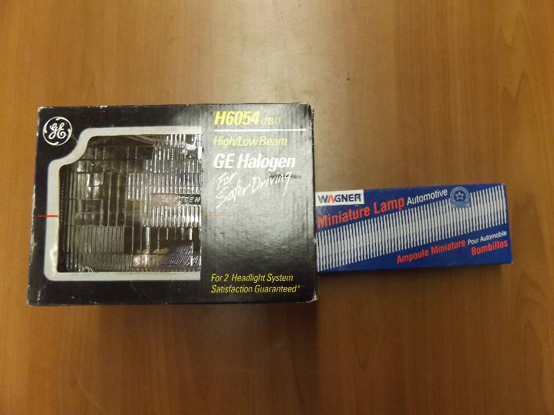 lot 432 image: GE HighLow Beam headlight and Wagner Miniature Lamp