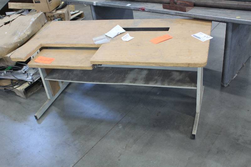 lot 65 image: Computer Desk w Keyboard Tray