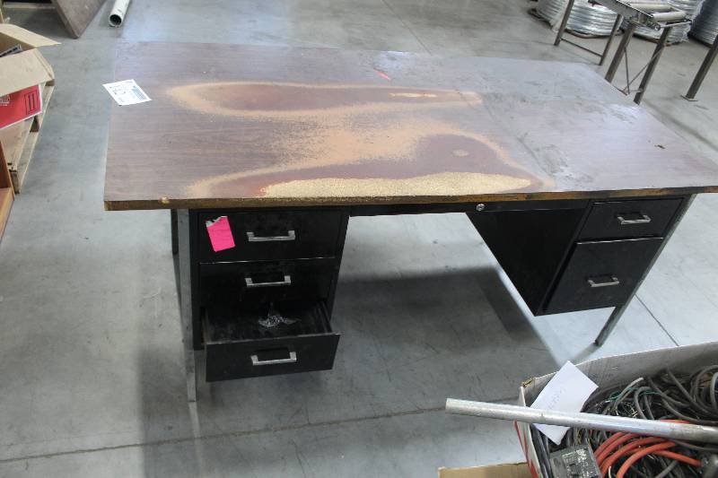 lot 142 image: 5-Drawer Metal Office Desk w Wood Top