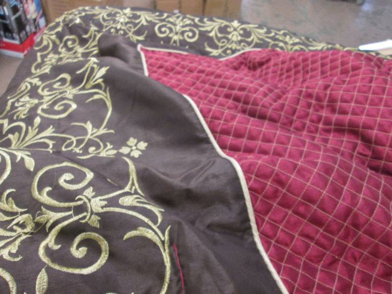 Queen Comforter with Pillow Shams...