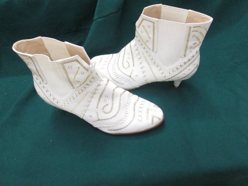 Ashro Size 11M white with gold stit...