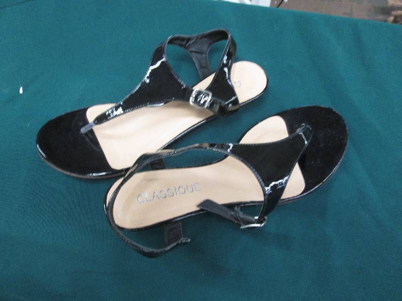 Classique 7M Ladies sandals - broke...