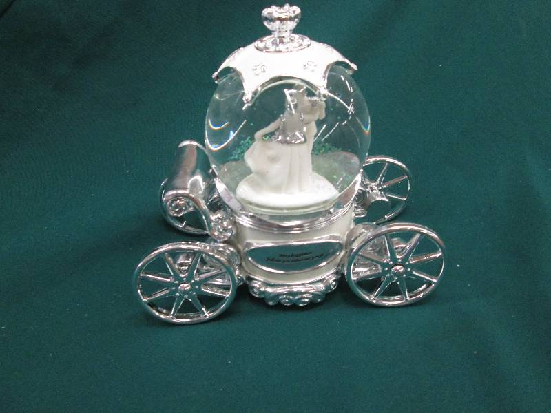 Cinderella Water Globe Carriage rep...