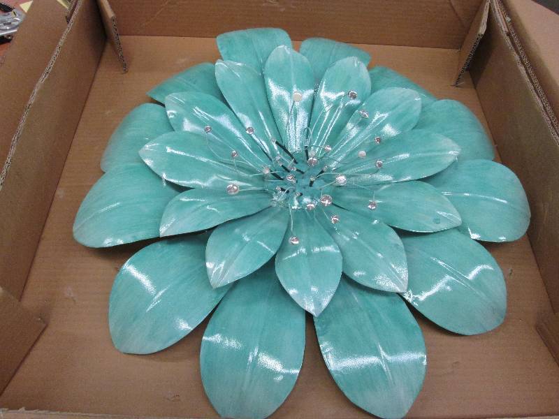 Lighted Metallic Wall FlowerTeal op...