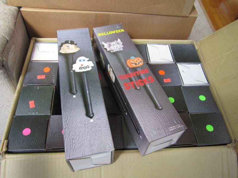 Resale box, 24 pc of Halloween haun...