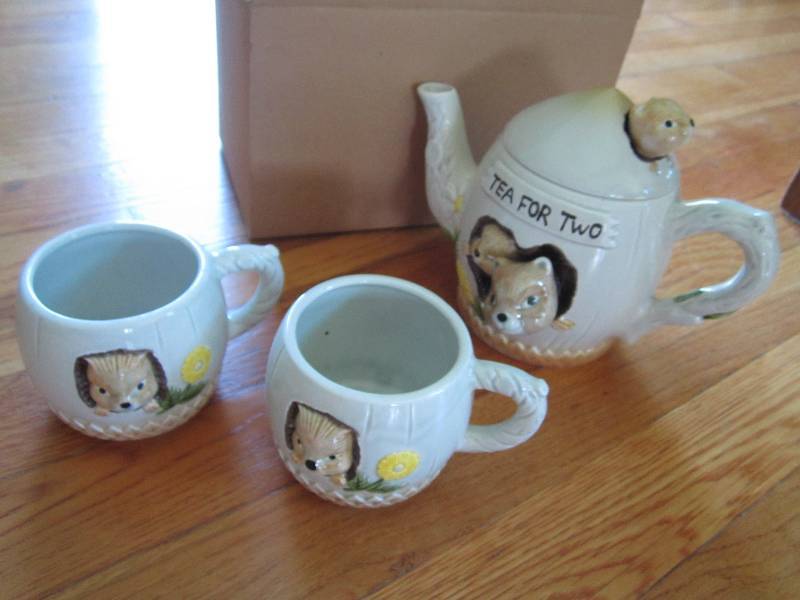 Tea pot with 2 matching glasses ...