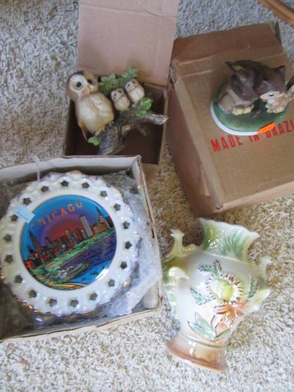 Mixes lot of Chicago plates, decora...