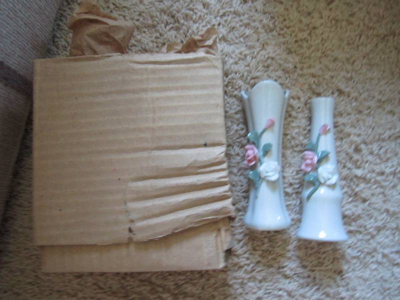 Lot of 6 mini vases, one is broken...