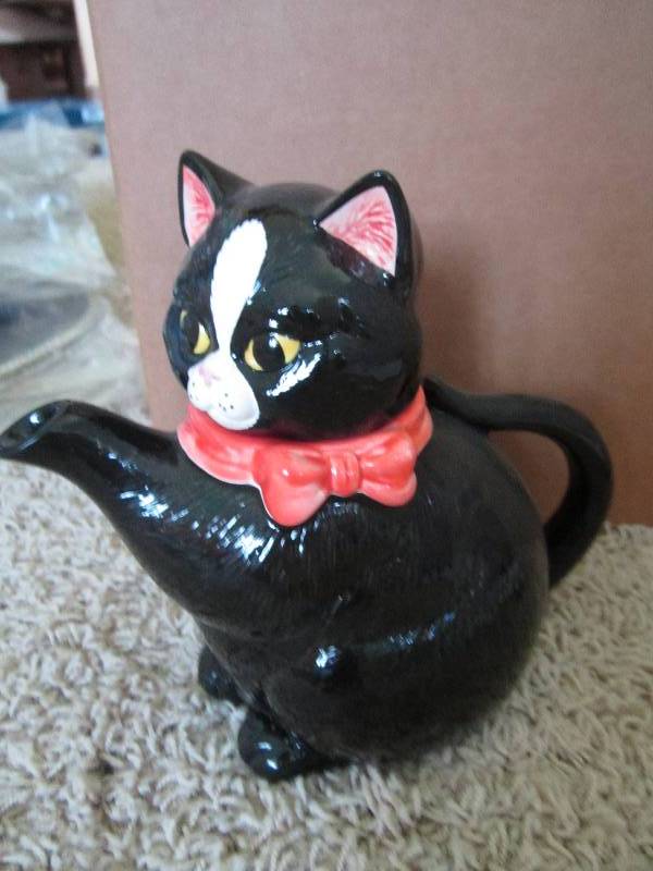 Decorative kitty tea pot...