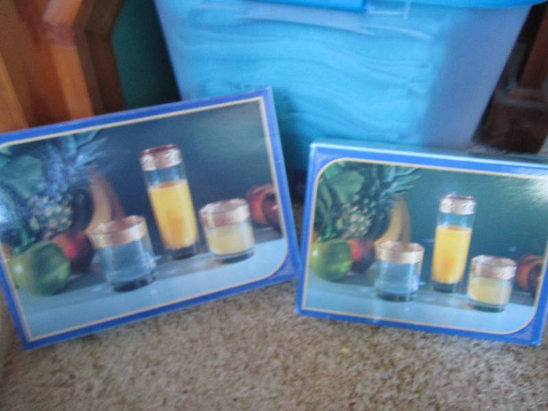 Lot of 2 glass sets, each contains ...