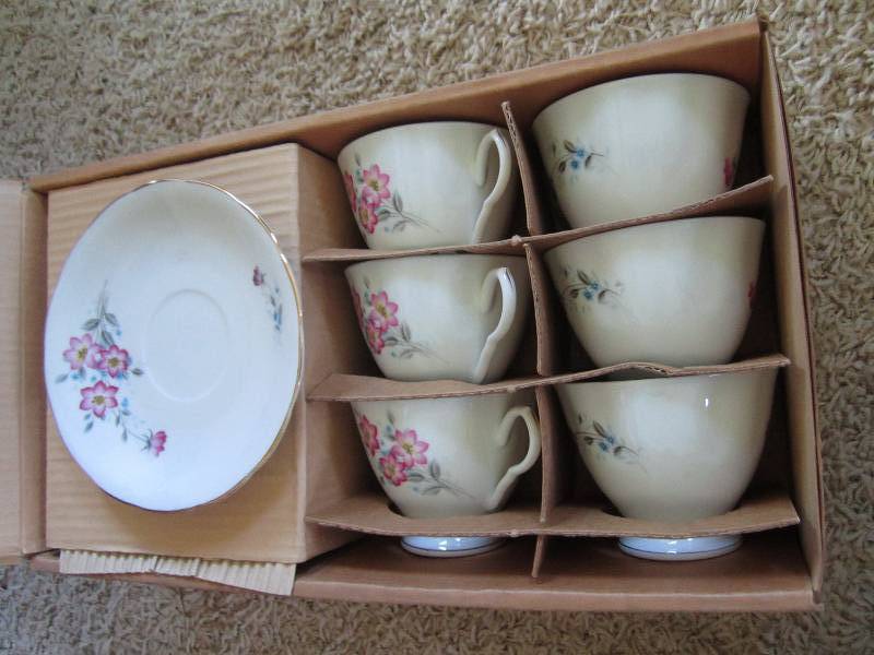 Tea set with 6 cups and saucers...