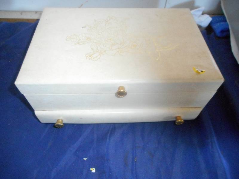 VINTAGE JEWLERY BOX