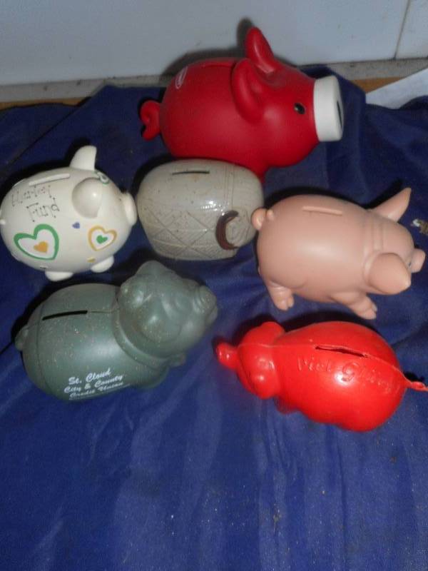 COLLECTIBLE PIGGY BANKS