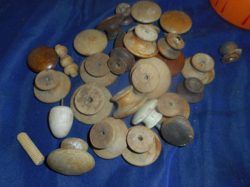 VINTAGE WOODEN DRAWER KNOBS