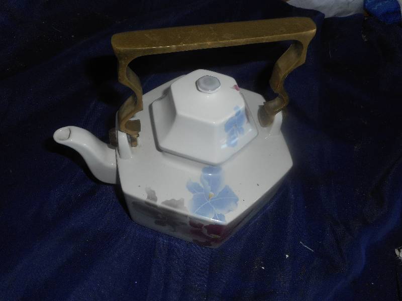 COLLECTIBLE MAKISA TEAPOT EITH BRASS HANDLE