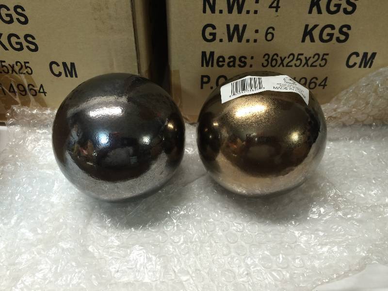 lot 13 image: 4 Decorative Ball