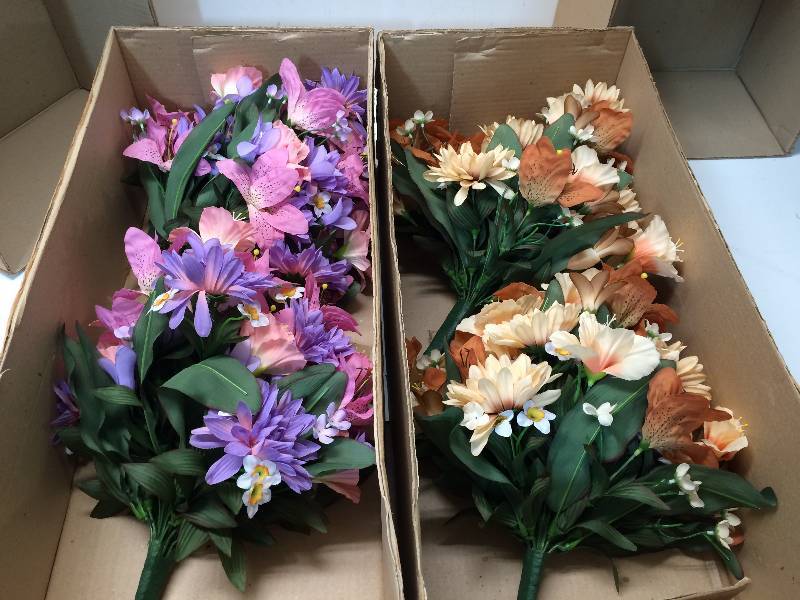 lot 17 image: Lily Glad Mum Arrangement