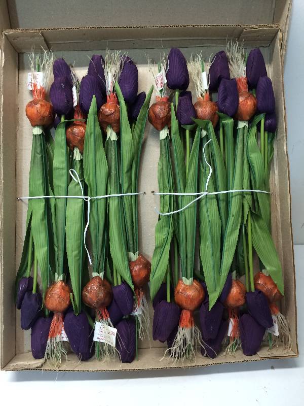 lot 23 image: Artificial Tulips With Bulb