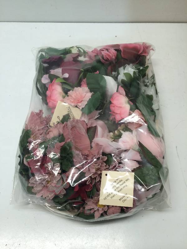 lot 27 image: Candle Flower Ring Decorations