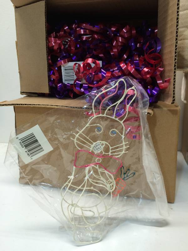 lot 28 image: Assortment Of Decorations And Flowers