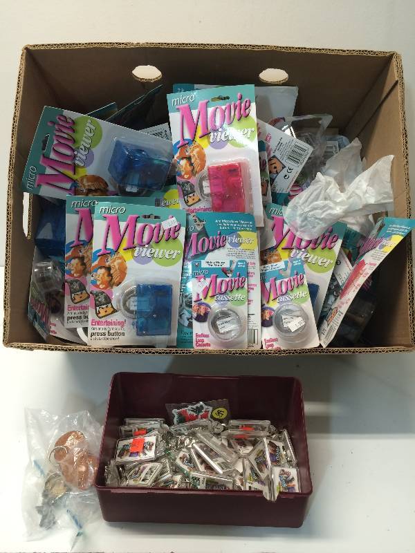 lot 41 image: Movie Viewer And Keychains