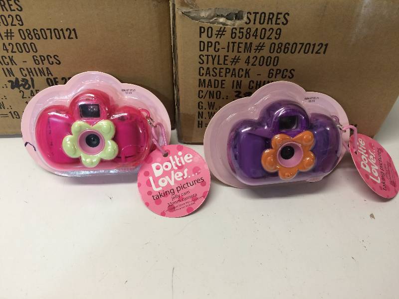 lot 43 image: Toy Cameras