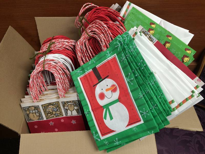 lot 44 image: Holiday Bags