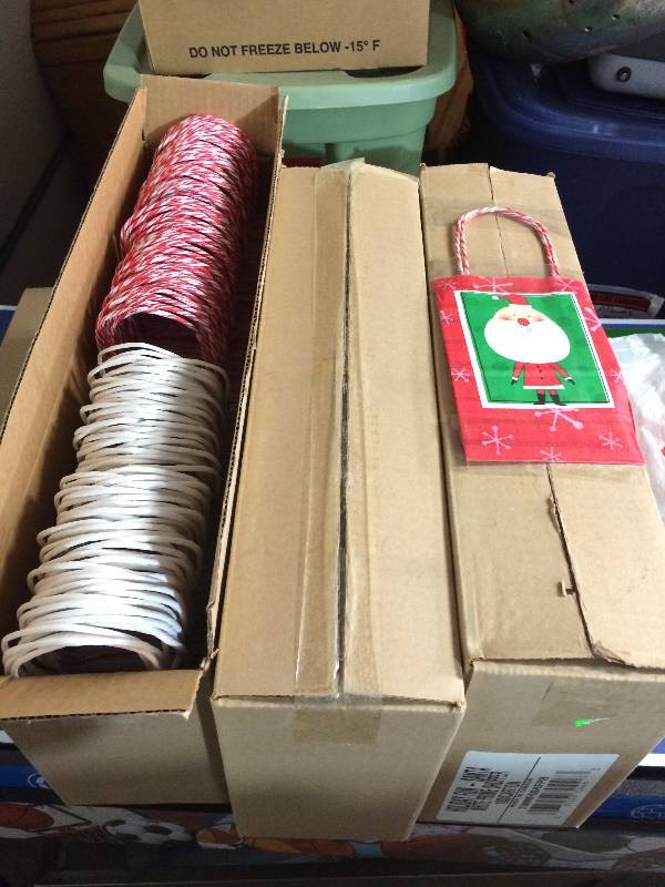 lot 50 image: Holiday Bags