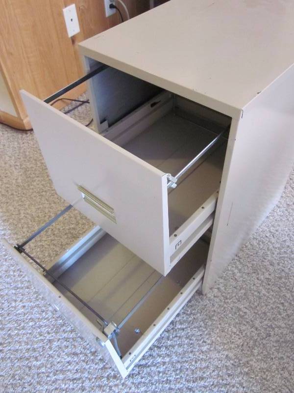 lot 24 image: File Cabinet, 2 Drawer