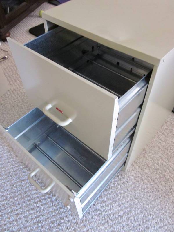 lot 25 image: File Cabinet, 2 Drawer