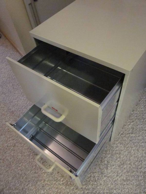 lot 27 image: File Cabinet, 2 Drawer