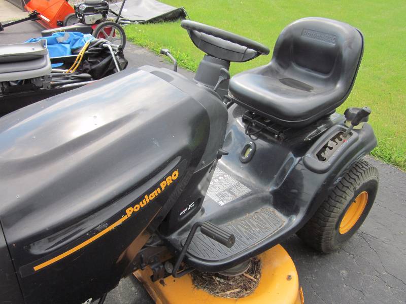 lot 6 image: Poulan Pro Riding Lawn Mower