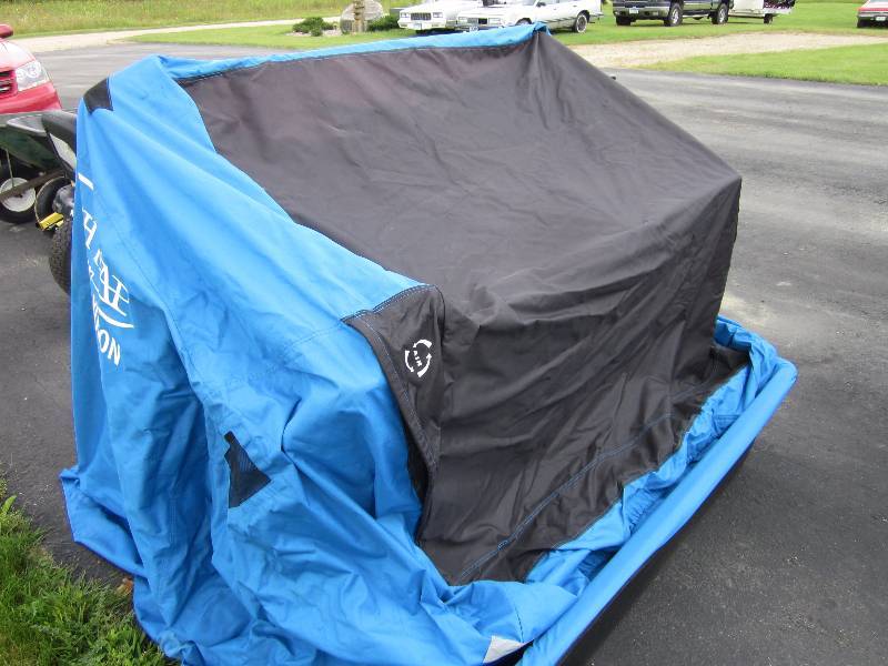 lot 9 image: Portable 2 Person Fish House