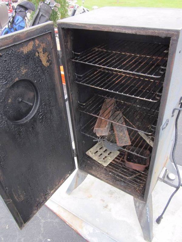 lot 12 image: Authentic Smoke Hollow Smoker