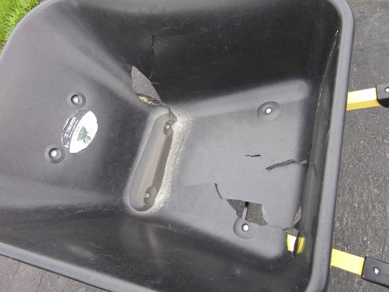 lot 19 image: Plastic Wheel Barrow