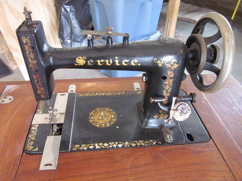 lot 39 image: Antique Sewing Machine