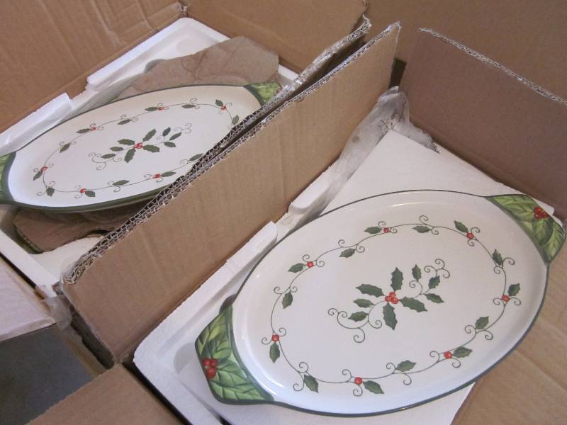 lot 54 image: Christmas Soup Crock and Tray Set