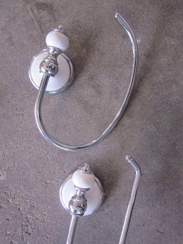 lot 65 image: Bathroom Vanity Lights and Hardware