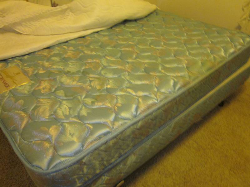 lot 69 image: Bed Set, Double Size