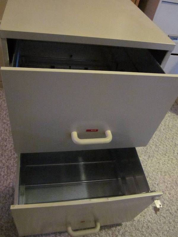 lot 82 image: File Cabinet, 2 Drawer