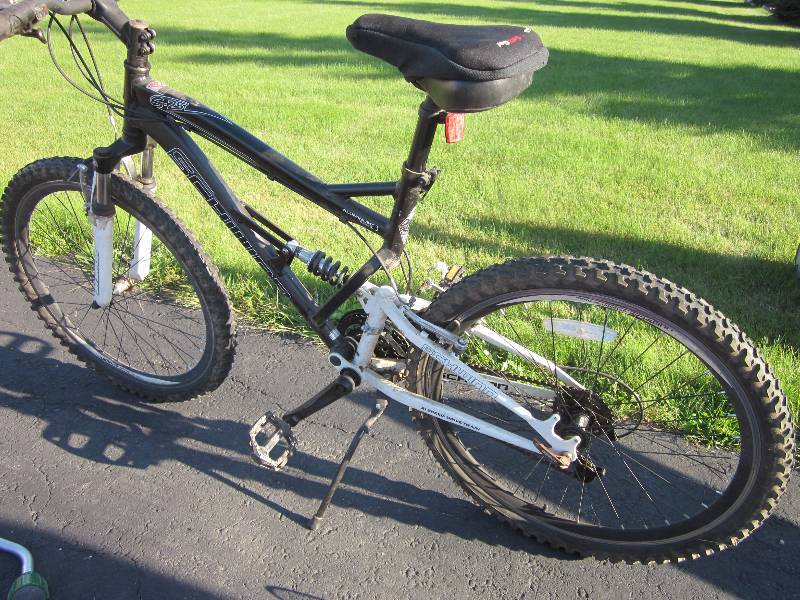 lot 76 image: Schwinn 21 Speed Mountain Bike