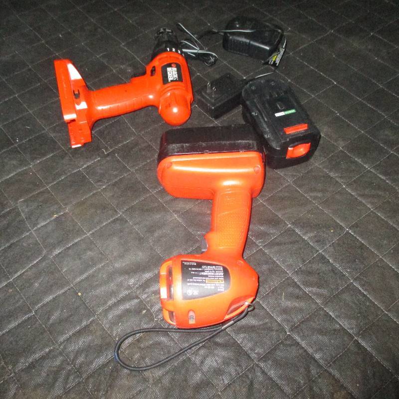 BLACK AND DECKER FLASHLIGHT, DRILL, WITH 2 BATTERIES AND CHARGER
