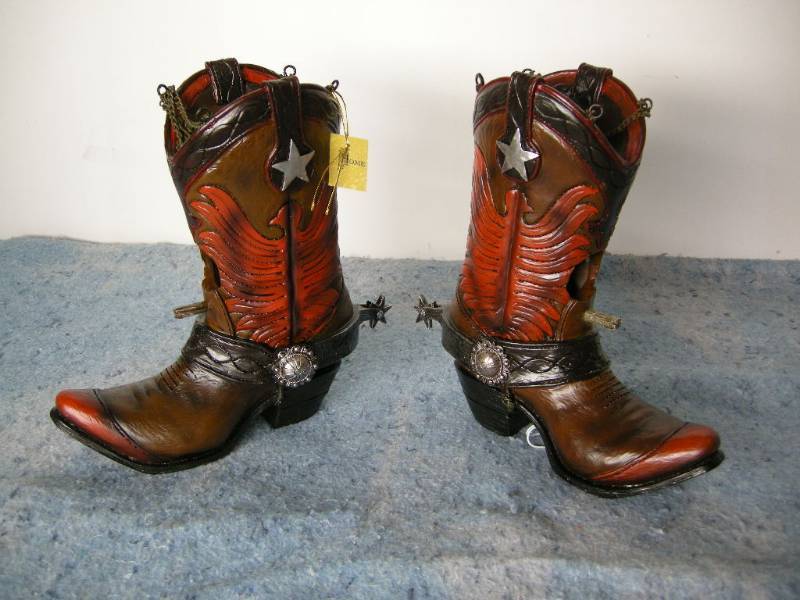 lot 11 image: 2 Cowboy Boot Birdhouses